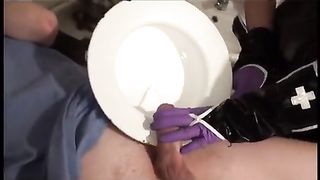 Медсестра в латексе вставляет катетер в хуй пациента и заставляет мочиться