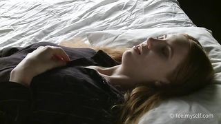 Молоденькая девушка ласкает себя во сне до оргазма