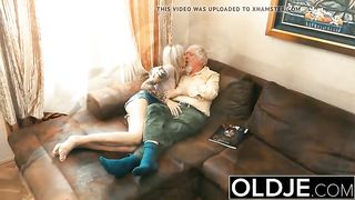 Похотливый старый голый дед трахает молодую внучку на диване
