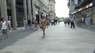 Шикарная голая брюнетка ходит по улицам и никого не стесняется