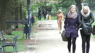 Блондинка показывает сиськи общественности, прогуливаясь голышом по улице
