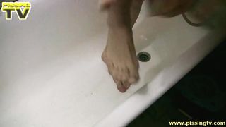 Голая блондинка в ванной помочилась горячей струйкой