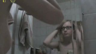 Голая молодая девушка писает в ванну после мастурбации