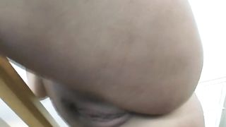 Блондинка с большой грудью мастурбирует киску на камеру