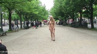 Молодая голая на улице гуляет по парку и притягивает взгляды