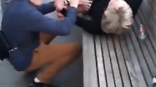 Молодой парень трахает вокзальную шлюху языком в пизду