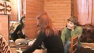 Русский сын трахнулся с мамкой на дачном диване