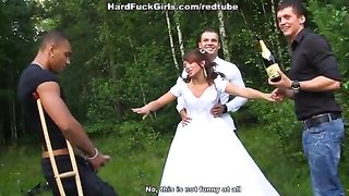 Бухая невеста согласилась на групповушку и трахнулась с тремя парнями в лесу