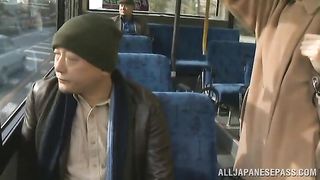 Миленькая китаянка в пальто на голое тело показывает свою мохнатку в автобусе