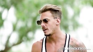 Жгучая блондинка с огромными сиськами просит жесткого секса в ванной