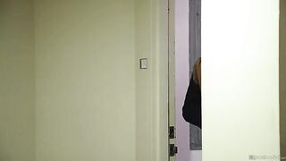 Жесткое порно: Грубый чувак с огромным членом жестко трахает брюнетку до оргазма