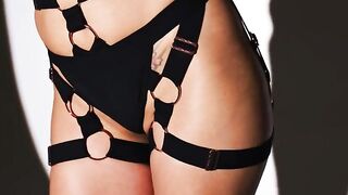 Черные хулиганы трахнули латинскую шлюху Вики Чейз в живой сливной банке