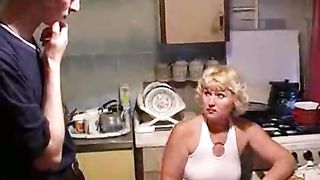 Пьяная мамаша трахается со своим сыном на кухне