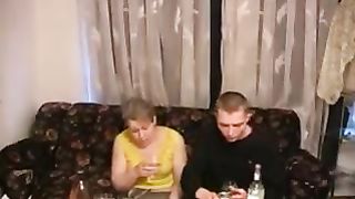 Русский юноша развёл пьяную толстую старуху 50 лет на еблю