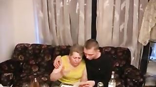 Русский юноша развёл пьяную толстую старуху 50 лет на еблю
