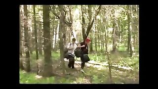 Пьяная мать с сынулей устроили еблю на пикнике в лесу