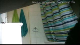 Братик подглядывает за сводной сестричкой в ванной комнате через скрытую камеру