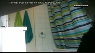 Братик подглядывает за сводной сестричкой в ванной комнате через скрытую камеру