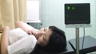 Японский гинеколог экспериментирует разными предметами с волосатой шмонькой японки