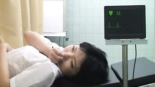 Японский гинеколог экспериментирует разными предметами с волосатой шмонькой японки