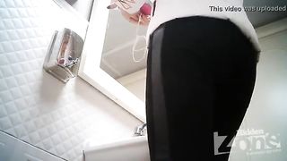 Писающаю пизденка крупным планом на скрытую камеру в туалете