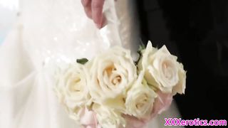 Жених накончал в пизду своей невесте во время первой брачной ночи