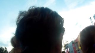 Русский парень надрачивает хер рукой в толпе людей на концерте