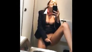 Стюардесса в униформе подрочила на камеру в туалете самолета