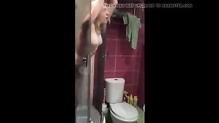 Русский садовник выебал чужую жену на глазах у мужа в ванной комнате