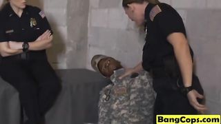 Полицейская скачет на члене черного грабителя на допросе при напарницах