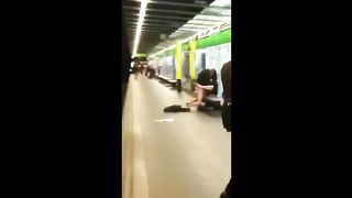 Пьяная молодёжь трахается на лавке на платформе метро