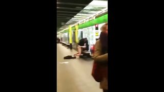 Пьяная молодёжь трахается на лавке на платформе метро