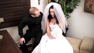 Невеста трахается со священником, подрочив хер сиськами в церкви