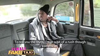 Африканец оплатил поездку в такси, трахнув кудрявую таксистку в машине