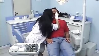 Врачиха трахается в жопу с молодым пациентом на осмотре его зуба мудрости