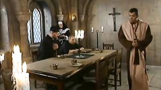 Кардинал выебал грудастую немецкую монашку на столе на глазах епископа