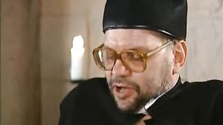 Кардинал выебал грудастую немецкую монашку на столе на глазах епископа