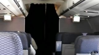 Туристка дрочит руками гладко выбритую пилотку перед незнакомцем в самолете