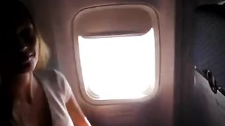 Туристка дрочит руками гладко выбритую пилотку перед незнакомцем в самолете