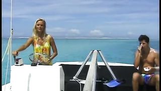 Туристы развлекаются болезненной анальной еблей на коралловом рифе в море