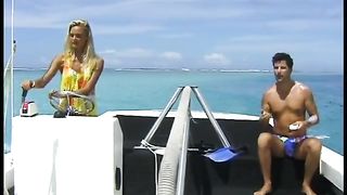 Туристы развлекаются болезненной анальной еблей на коралловом рифе в море