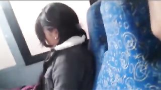 Извращенец дрочит вялый хер на незнакомку в автобусе