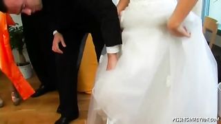 Невеста писает на подружку во время групповой ебли на свадьбе