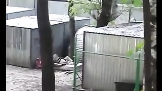 Русские бомжи ебутся за гаражами