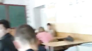 Школьница дрочит член однокласснику во время урока