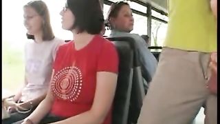 Приметил девку в автобусе и выебал при пассажирах