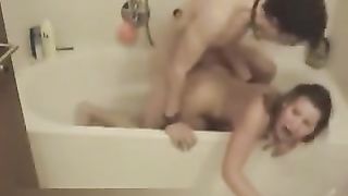 Русская ебля в ванной с громкими криками и стонами