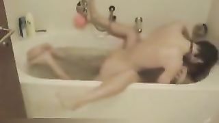 Русская ебля в ванной с громкими криками и стонами