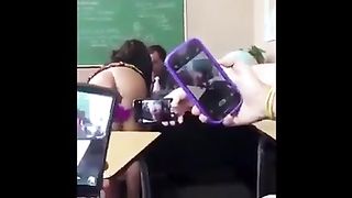 Ученица сняла трусишки в классе перед учителем