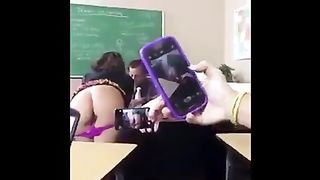 Ученица сняла трусишки в классе перед учителем